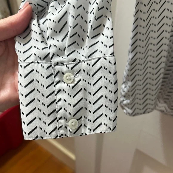 Banana Republic Black and White Patterned Blouse - Picture 3 of 3